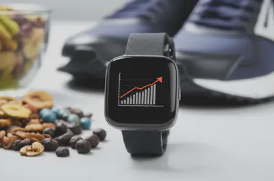 운동 기록을 보여주는 스마트워치와 보상