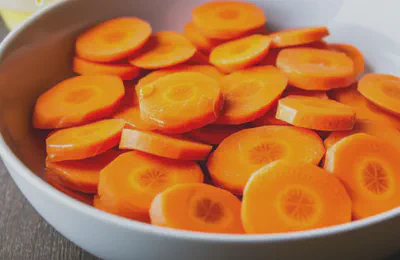 올리브 오일이 뿌려진 얇게 썬 당근