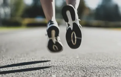 러너의 발이 지면에 닿는 순간의 충격을 보여주는 이미지