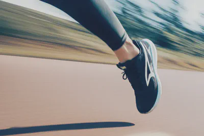 미드풋 착지 자세를 보여주는 러너의 발