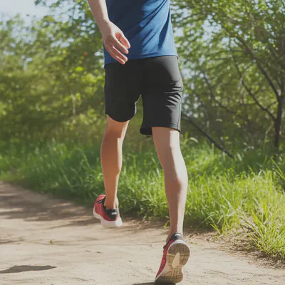 달리기 전 스트레칭을 하는 사람의 모습