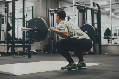 헬스장에서 운동하는 사람