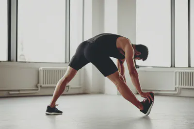 운동 후 스트레칭하는 사람