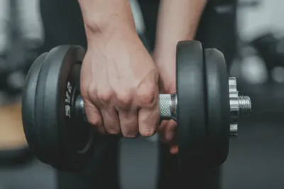덤벨을 잡은 손과 팔의 미세한 근육 움직임
