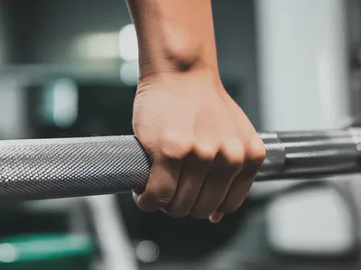 바벨을 굳게 잡은 손과 운동에 대한 의지