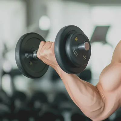 덤벨을 들고 근력운동을 하는 모습