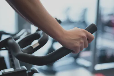 실내 자전거를 타는 손