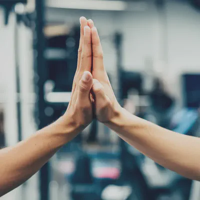 운동 파트너와 하이파이브하는 손