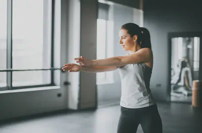 운동 후 스트레칭하는 사람