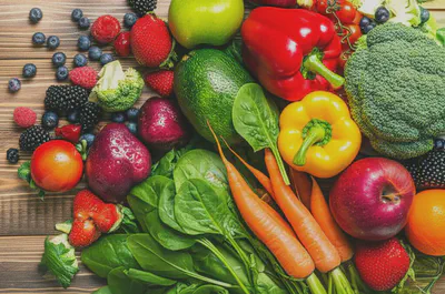 노화예방 식단을 위한 다채로운 색깔의 신선한 채소와 과일