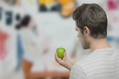 노화예방 음식에 대한 오해와 혼란을 상징하는 이미지