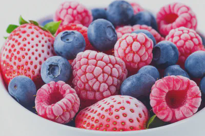 냉동 베리류가 담긴 그릇 이미지