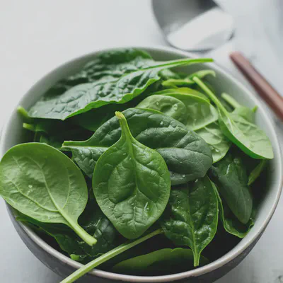 시금치와 케일은 루테인과 제아잔틴이 풍부하여 눈 건강에 좋습니다.