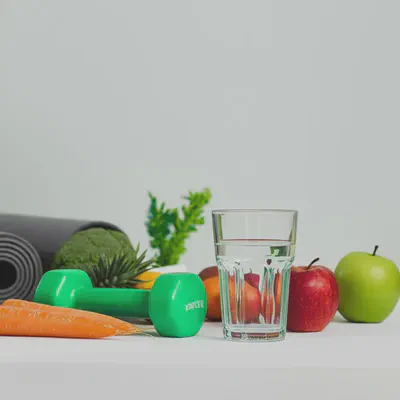 건강한 생활 습관을 상징하는 균형 잡힌 식단과 운동 용품