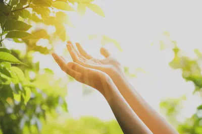 긍정적인 건강과 활력을 상징하는 밝고 에너지 넘치는 이미지