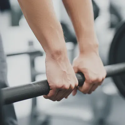 고강도 근력운동의 집중력을 보여주는 손