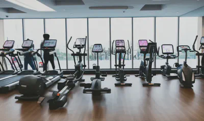 다양한 유산소 운동 기구를 활용하는 모습