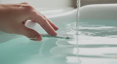 반신욕 중 탈수를 예방하기 위한 물 한 잔과 안전 수칙을 상징하는 이미지