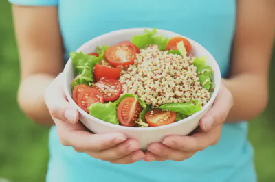 건강한 퀴노아 샐러드를 들고 있는 손