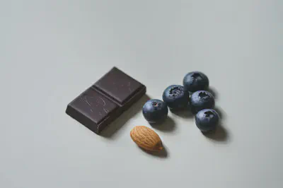 다크초콜릿 한 조각과 블루베리, 아몬드