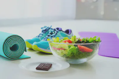 건강한 식단, 운동 용품, 다크초콜릿이 함께 있는 모습