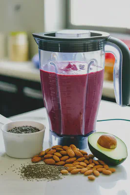 베리 스무디에 추가할 단백질 파우더, 견과류, 씨앗류, 아보카도 등 다양한 건강 재료