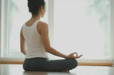 명상하는 사람의 평화로운 모습