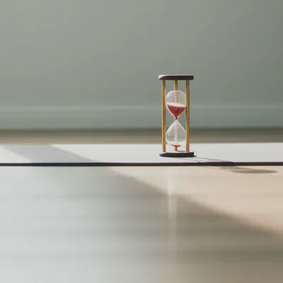 요가 매트 옆에 놓인 작은 모래시계