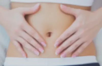 깊은 복식 호흡을 상징하는 손과 복부