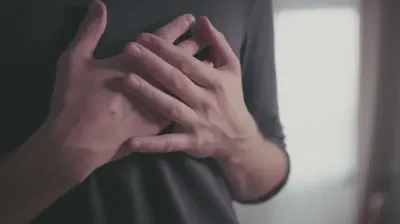 불안감과 가슴 두근거림을 느끼는 듯한 손의 모습