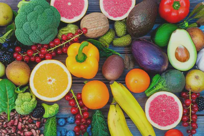 젊어지는 식단을 위한 신선한 노화예방 음식 재료들