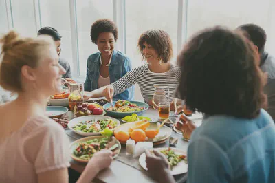 건강한 식단으로 활기찬 삶을 즐기는 모습