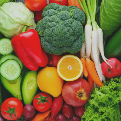 다양한 신선한 채소와 과일이 놓인 모습