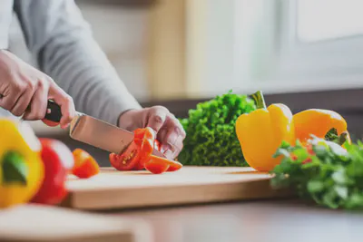 건강한 식재료를 손질하는 모습