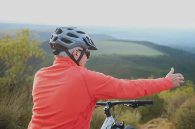야외 활동을 즐기는 활기찬 노년층