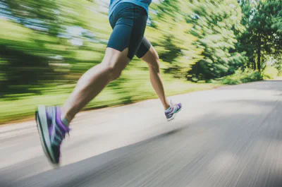 야외에서 활기차게 달리는 사람의 다리