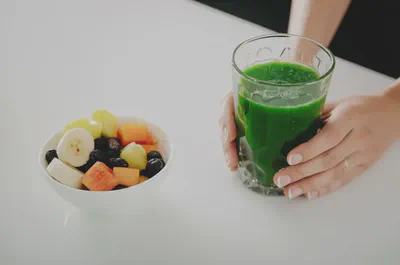 건강한 스무디와 과일이 담긴 그릇