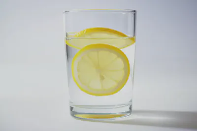 레몬 슬라이스가 담긴 물 한 잔