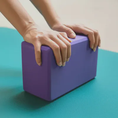 요가 블록을 활용한 다운독 자세 보조