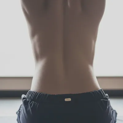 엉덩이를 높이 들어 척추를 길게 늘리는 연습