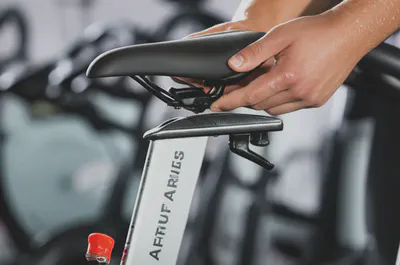 운동 후 유산소 운동 기구 조절하는 모습