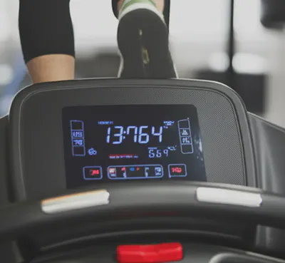 트레드밀 위에서 유산소 운동하는 다리