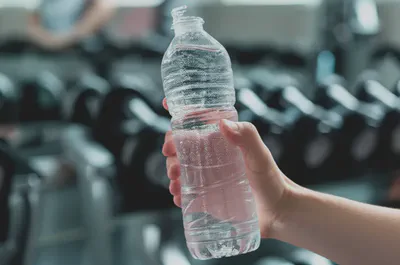 운동 후 수분 섭취를 위한 물병