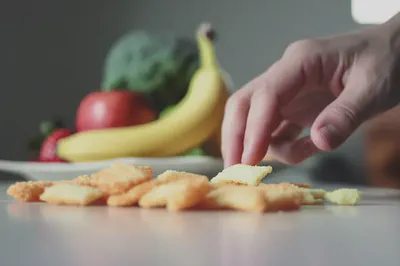 노화에 좋지 않은 가공식품을 선택하는 모습