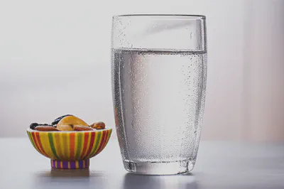 건강한 체지방 관리를 위한 물과 견과류