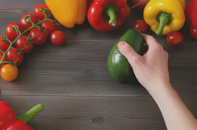 건강한 식단 선택을 위한 신선한 채소와 아보카도