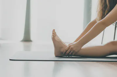 마라톤 후 가벼운 스트레칭으로 근육을 이완시키는 모습