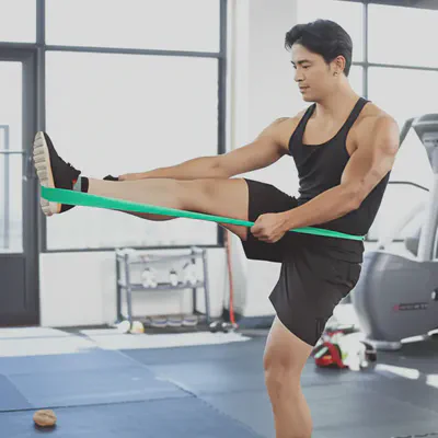 저항 밴드를 이용한 가벼운 재활 운동 모습