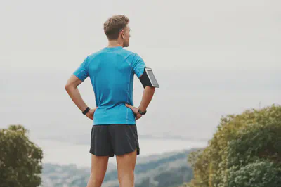 건강하고 활기찬 모습으로 서 있는 러너의 뒷모습