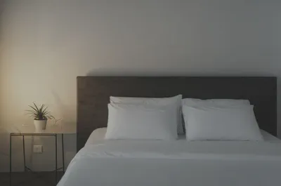 고요하고 정돈된 침실 풍경, 숙면 환경의 중요성을 강조